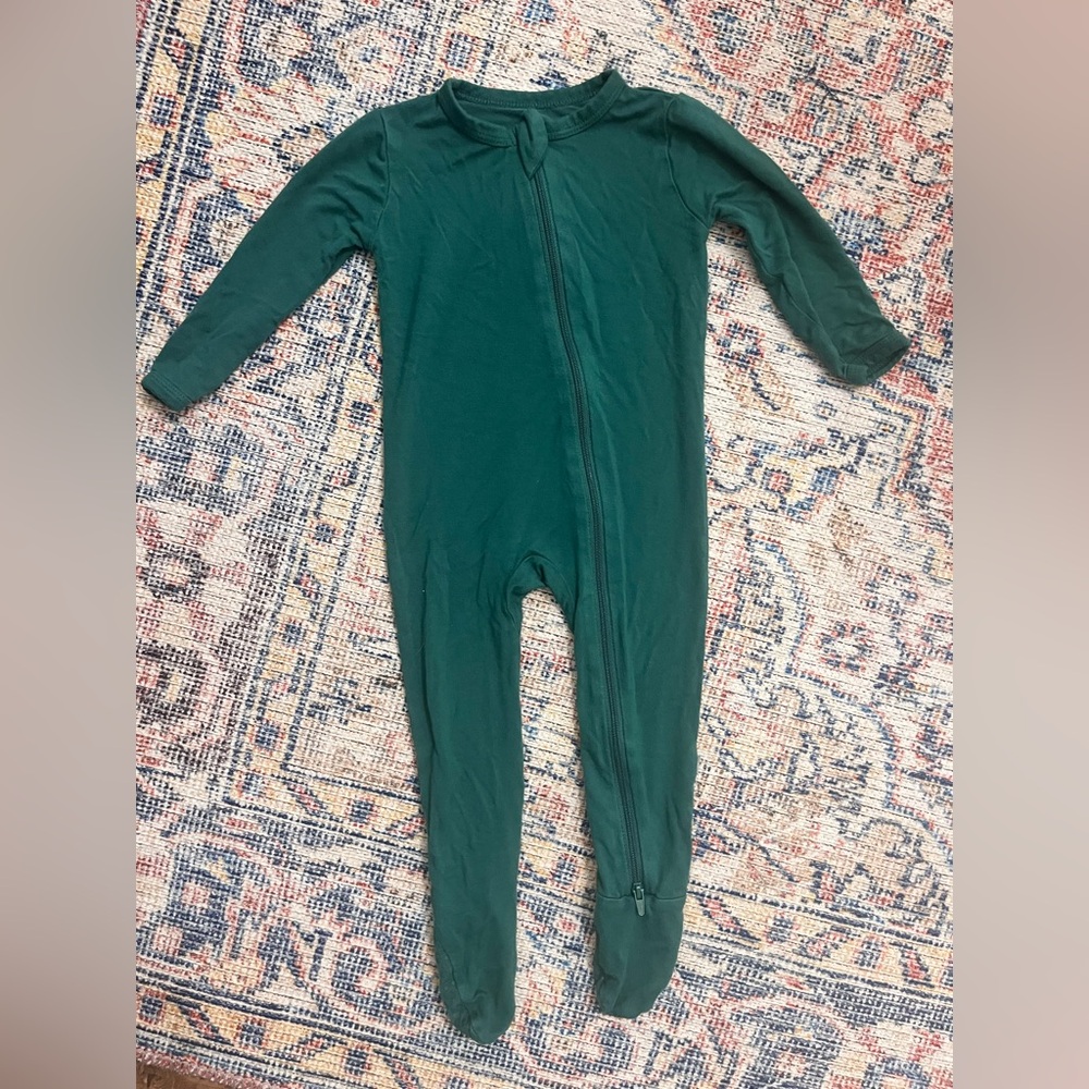 Kyte Baby zipped footless pajama romper. Hunter green. 6-12month